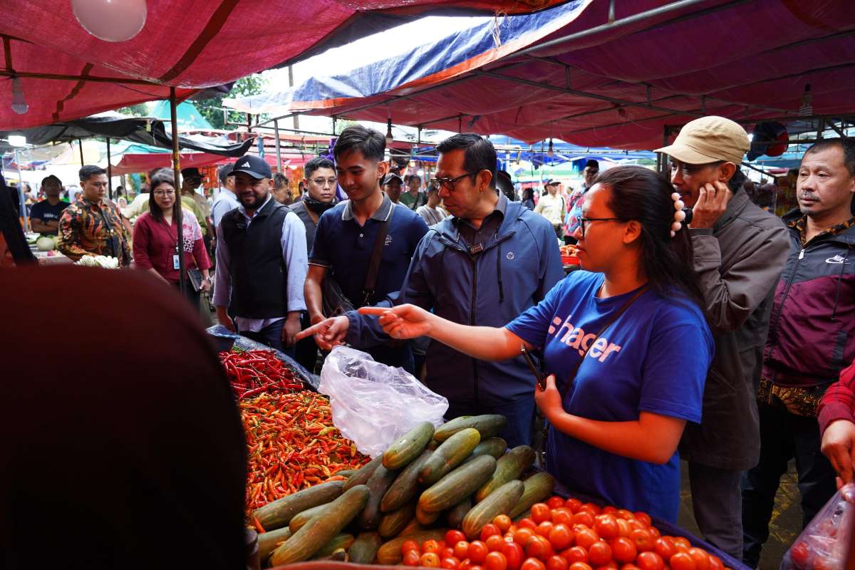 Kehadiran pemimpin Kota Batu di Pasar Pagi Among Tani mendapatkan sambutan hangat dari pedagang maupun pengunjung pasar. (ist) - Wali Kota dan Wakil Wali Kota Batu Sidak Pasar Pagi Among Tani Jelang Lebaran 2025