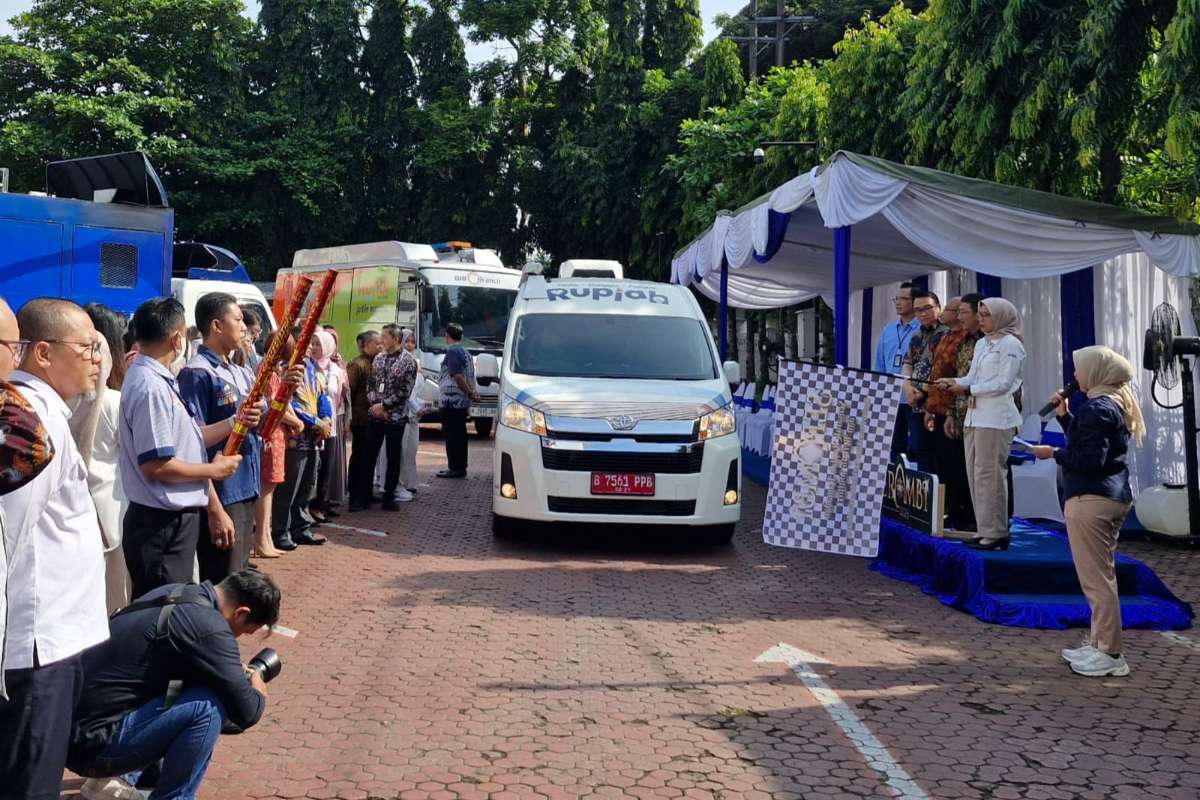 Kepala BI Malang memberangkatkan mobil kas keliling program SERAMBI 2025 untuk memenuhi layanan kebutuhan penukaran uang baru. (ist) - BI Malang Sediakan Rp4,123 Triliun, Begini Tiga Skema Layanan Penukaran Uang Baru