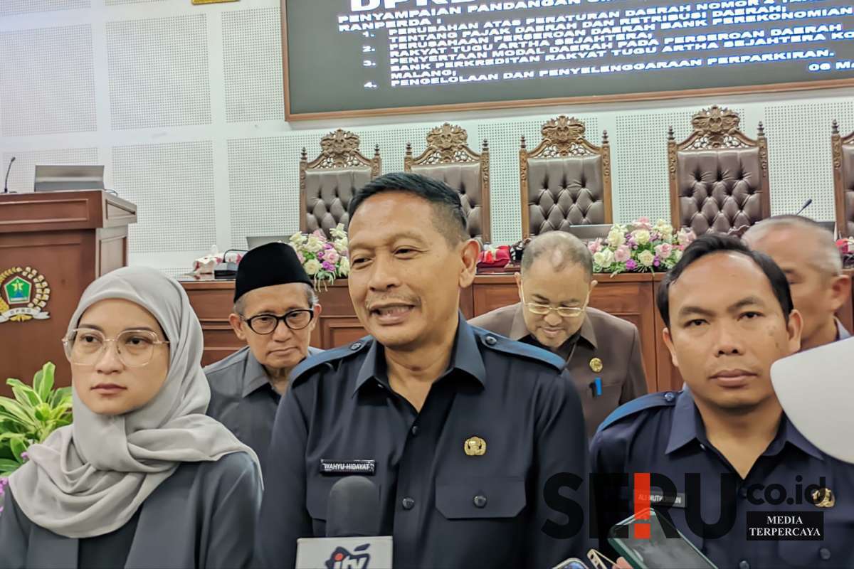 Ketua DPRD Kota Malang Amithya Ratnanggani Sirraduhita, Wali Kota Malang Wahyu Hidayat dan Wawali Ali Muthohirin usai mengikuti rapat paripurna. (ws13) - Bahas Empat Ranperda, DPRD Kota Malang Siap Lakukan Uji Publik