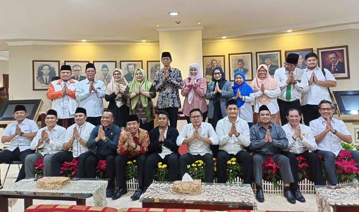 Berbagi Berkah, Pimpinan DPRD Surabaya Buka Bersama Anak Yatim Piatu di Gedung Dewan