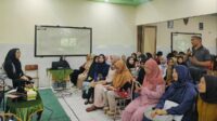 Ketua Persit KCK Cab XL Kodim 0833 berikan penyuluhan hukum di SMK Kartika IV-1 Malang. (ist) - Ketua Persit KCK Cab XL Kodim 0833 Berikan Penyuluhan Hukum di SMK Kartika IV-1 Malang