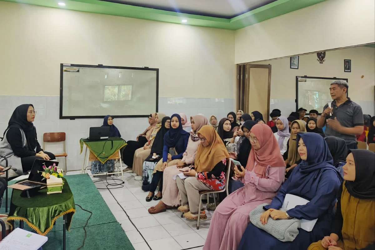 Ketua Persit KCK Cab XL Kodim 0833 berikan penyuluhan hukum di SMK Kartika IV-1 Malang. (ist) - Ketua Persit KCK Cab XL Kodim 0833 Berikan Penyuluhan Hukum di SMK Kartika IV-1 Malang