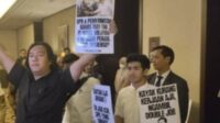 Koalisi Masyarakat Sipil menggeruduk hotel Fairmont. (ist) - Pelaku Aksi Penggerudukan Rapat Tertutup RUU TNI Dilaporkan Satpam Hotel ke Polisi