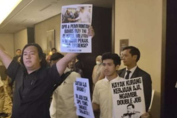 Koalisi Masyarakat Sipil menggeruduk hotel Fairmont. (ist) - Pelaku Aksi Penggerudukan Rapat Tertutup RUU TNI Dilaporkan Satpam Hotel ke Polisi