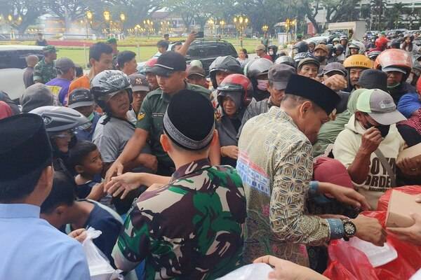 Kodim 0833/Kota Malang dan Polresta Makota Bagikan Takjil Gratis