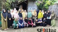 Komunitas Sekolah Bunda bersama anak-anak Panti Asuhan Al Qarni. (rhd) - Komunitas Sekolah Bunda Baksos Ramadan ke PA Al Qarni dan Ponpes Darul Muttaqin