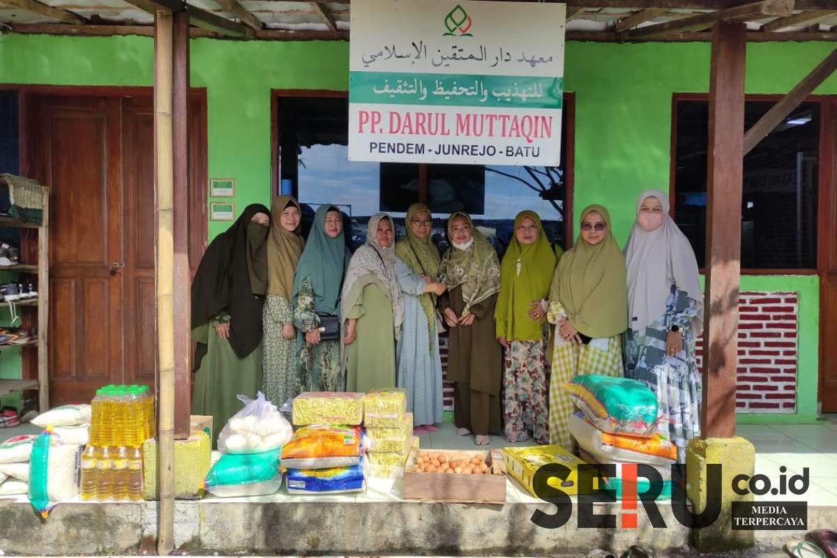 Komunitas Sekolah Bunda menyerahkan bantuan sembako dan uang donasi ke Ponpes Darul Muttaqin. (rhd) - Komunitas Sekolah Bunda Baksos Ramadan ke PA Al Qarni dan Ponpes Darul Muttaqin