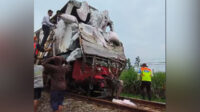 Truk Angkut Pupuk Tertabrak KA Kertanegara di Perlintasan Tanpa Palang Pintu, Masinis Alami Patah KakiTruk Angkut Pupuk Tertabrak KA Kertanegara di Perlintasan Tanpa Palang Pintu, Masinis Alami Patah Kaki