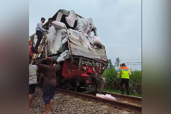 Truk Angkut Pupuk Tertabrak KA Kertanegara di Perlintasan Tanpa Palang Pintu, Masinis Alami Patah KakiTruk Angkut Pupuk Tertabrak KA Kertanegara di Perlintasan Tanpa Palang Pintu, Masinis Alami Patah Kaki