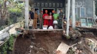 Kondisi teras warga Kecamatan Ngantang yang mengalami longsor. (ist) - Teras Rumah Warga Longsor Setelah Diguyur Hujan Deras di Ngantang