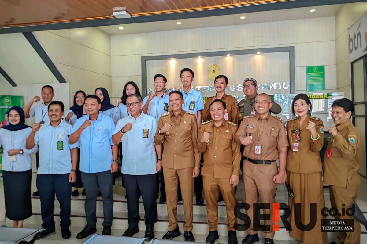 Kunjungan Wali Kota Malang, Wahyu Hidayat beserta jajaran ke Forkopimda di hari pertama kerja. (ws13) - Hari Pertama Kerja, Wali Kota Malang Nuwun Sewu Ajak Sinergi Forkopimda