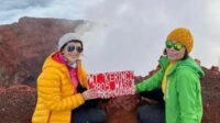 Lilie Wijayati Poegiono dan Elsa Laksono. (ist/ Instagram @panoramakerinci) - Kisah Persahabatan Lilie dan Elsa yang Berakhir di Puncak Carstensz
