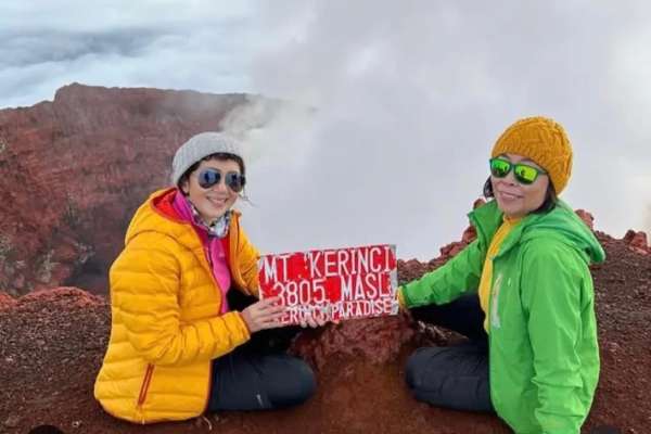 Lilie Wijayati Poegiono dan Elsa Laksono. (ist/ Instagram @panoramakerinci) - Kisah Persahabatan Lilie dan Elsa yang Berakhir di Puncak Carstensz