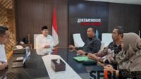 Mas Rio didampingi Kepala dan Sekretaris Dinas Sosial Kabupaten Situbondo menemui Menteri Sosial RI, Syaifullah Yusuf di Kantor Kementerian Sosial RI, Kamis (20/3/2025) malam. (Seru.co.id/aza) - Temui Mensos, Bupati Situbondo Diminta Siapkan Tempat untuk Sekolah Rakyat