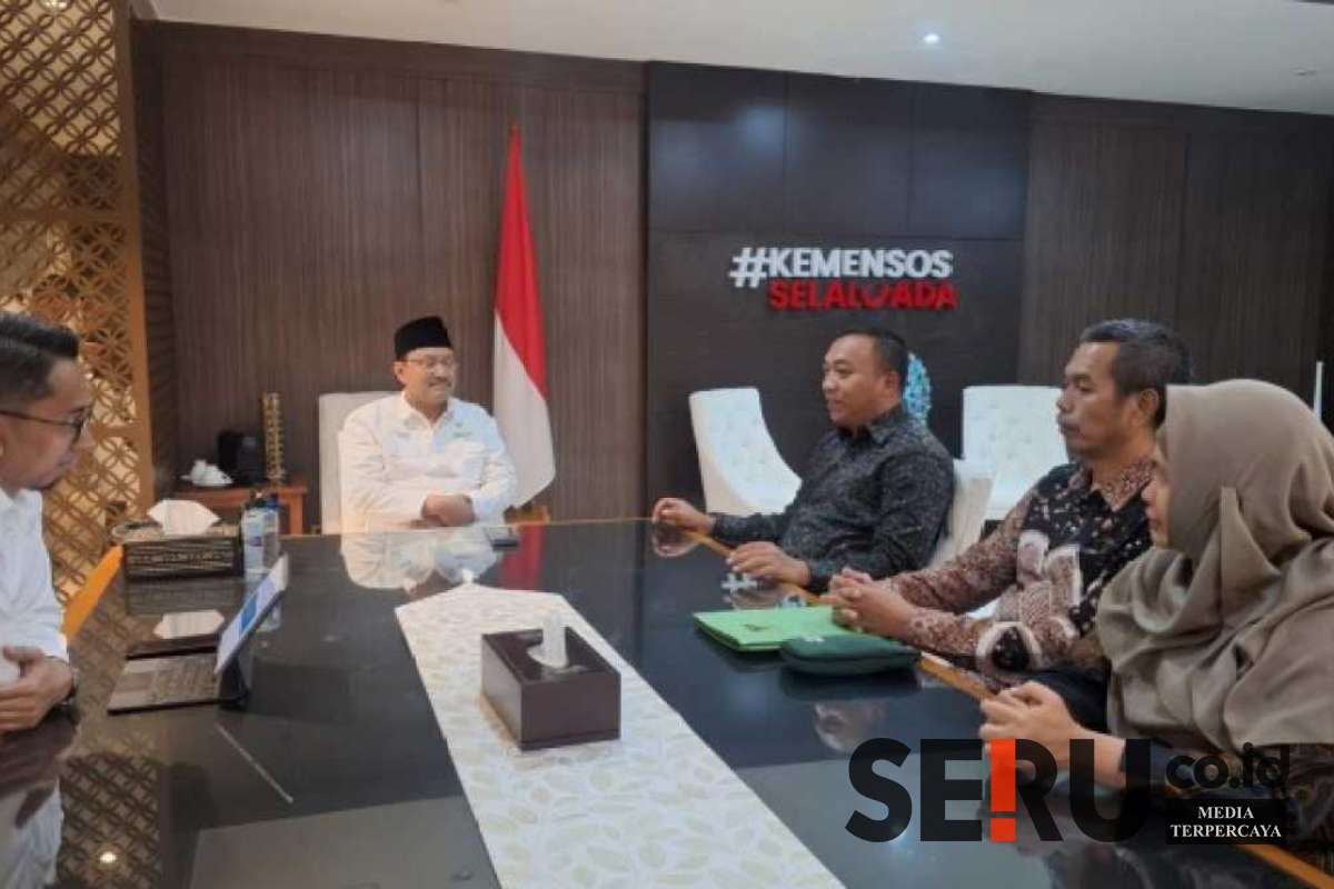 Mas Rio didampingi Kepala dan Sekretaris Dinas Sosial Kabupaten Situbondo menemui Menteri Sosial RI, Syaifullah Yusuf di Kantor Kementerian Sosial RI, Kamis (20/3/2025) malam. (Seru.co.id/aza) - Temui Mensos, Bupati Situbondo Diminta Siapkan Tempat untuk Sekolah Rakyat