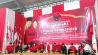 Para Pengurus DPC PDI Perjuangan Kota Malang mendengarkan aspirasi kader setelah menyerap keluhan masyarakat. (rhd) - DPC PDI Perjuangan Kota Malang Bagikan 2.500 Bingkisan Lebaran Berkah Ramadan