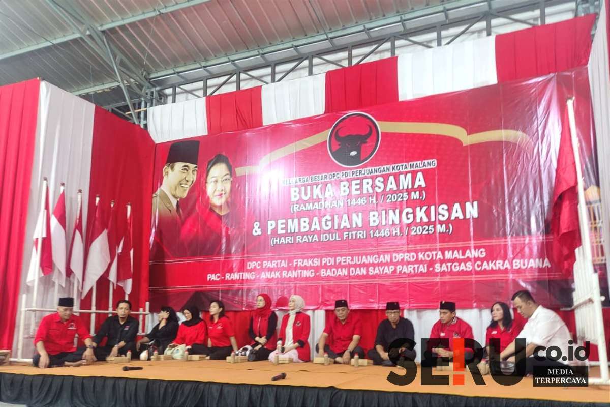 Para Pengurus DPC PDI Perjuangan Kota Malang mendengarkan aspirasi kader setelah menyerap keluhan masyarakat. (rhd) - DPC PDI Perjuangan Kota Malang Bagikan 2.500 Bingkisan Lebaran Berkah Ramadan
