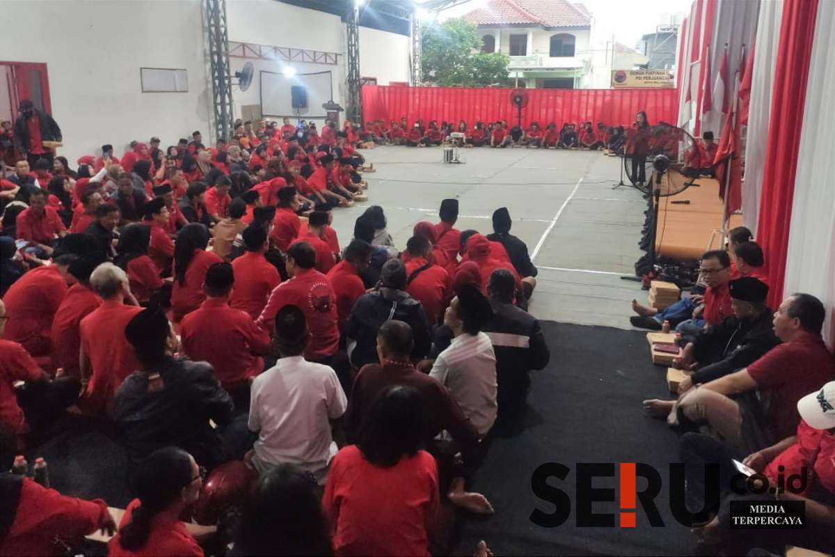 DPC PDI Perjuangan Kota Malang Bagikan 2.500 Bingkisan Lebaran Berkah Ramadan 1 Para kader menyimak paparan Ketua DPC PDI Perjuangan Kota Malang dan anggota fraksi PDIP DPRD Kota Malang. (rhd) - DPC PDI Perjuangan Kota Malang Bagikan 2.500 Bingkisan Lebaran Berkah Ramadan