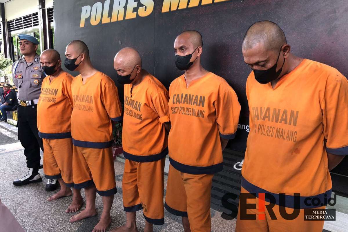 Pelaku pemerasan pengusaha kopi yang mengaku Wartawan dan LSM. (Seru.co.id/wul) - Lima Pria Mengaku Wartawan dan LSM Peras Pengusaha Kopi Digelandang Polisi