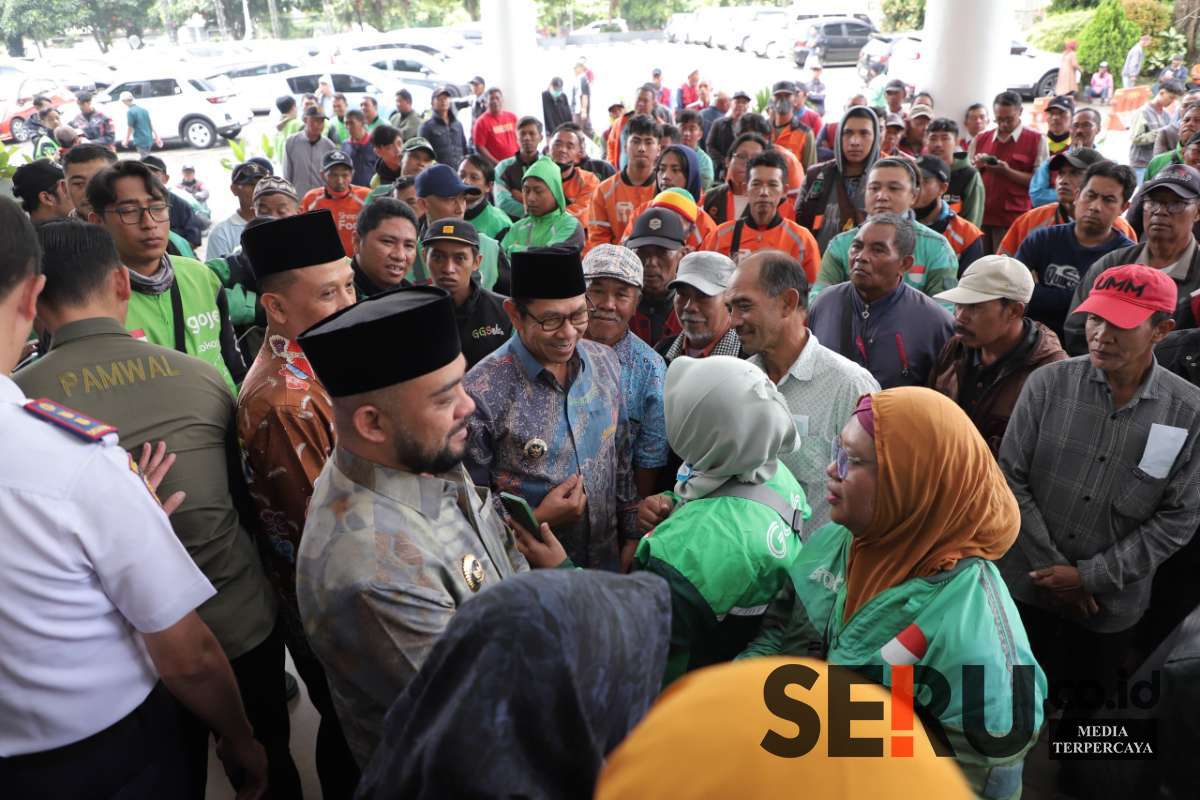 Pelaku transportasi Kota Batu berbincang dengan Wali Kota dan Wawali Batu di depan Graha Pancasila Balai Kota Among Tani. (Seru.co.id/dik) - Wali Kota dan Wawali Batu Serahkan Bansos bagi Pelaku Sektor Transportasi se-Kota Batu
