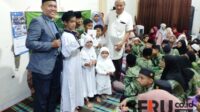 Pemberian santunan secara simbolis kepada perwakilan anak yatim dan piatu dari sejumlah Panti Asuhan. (rhd) - Tahun ke-22, Komunitas Aksara Tumapel Bhakti Ramadan Santuni Anak Yatim dan Duafa