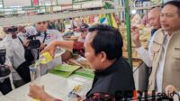 Pemkot Malang lakukan sidak dan uji takaran minyak goreng merek Minyakita dan merek lainnya. (ws13) - Minyakita Tak Sesuai Takaran, Wali Kota Malang Serahkan Tindak Lanjut ke Kepolisian