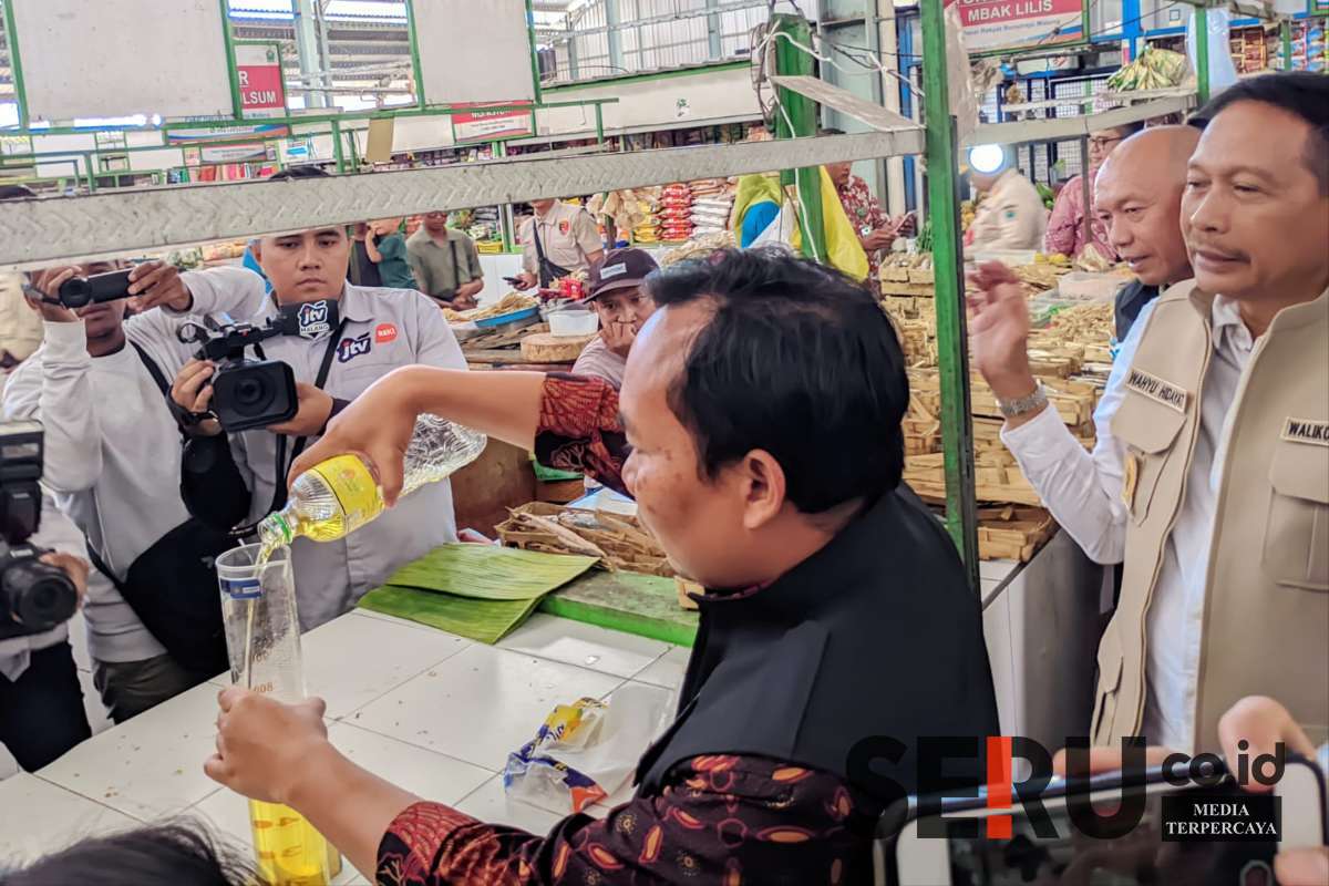 Pemkot Malang lakukan sidak dan uji takaran minyak goreng merek Minyakita dan merek lainnya. (ws13) - Minyakita Tak Sesuai Takaran, Wali Kota Malang Serahkan Tindak Lanjut ke Kepolisian