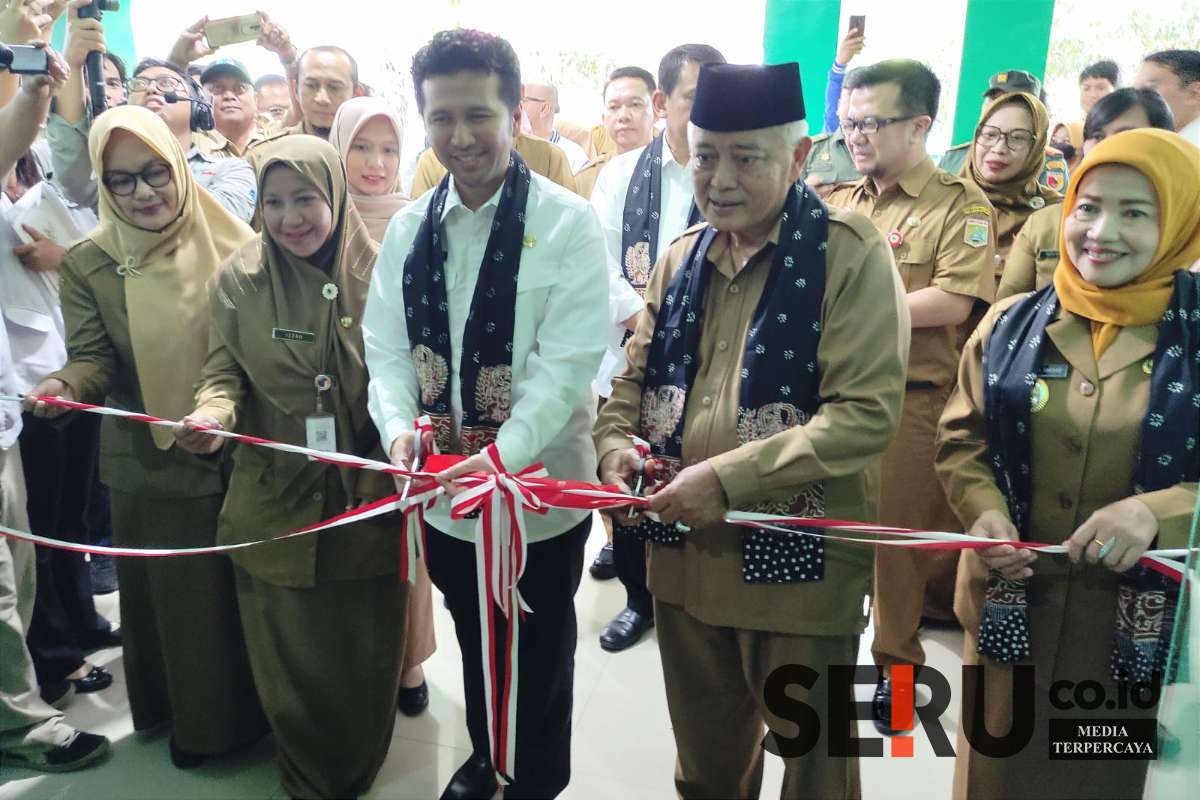 Pemotongan pita simbolis peresmian RSUD Ngantang. (rhd) - Wagub Jatim Bersama Bupati Malang Resmikan RSUD Ngantang, Launching Layanan Gratis