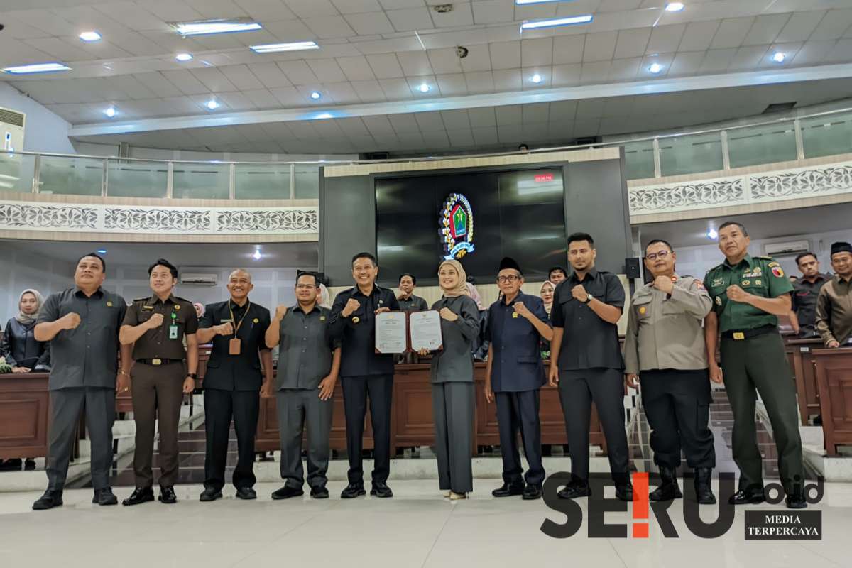 Penandatanganan LKPJ Tahun Anggaran 2024 oleh Wali Kota dan Ketua DPRD Kota Malang. (ws13) - Sampaikan LKPJ, Wali Kota Malang Paparkan Capaian Peningkatan IPM hingga Penurunan Kemiskinan