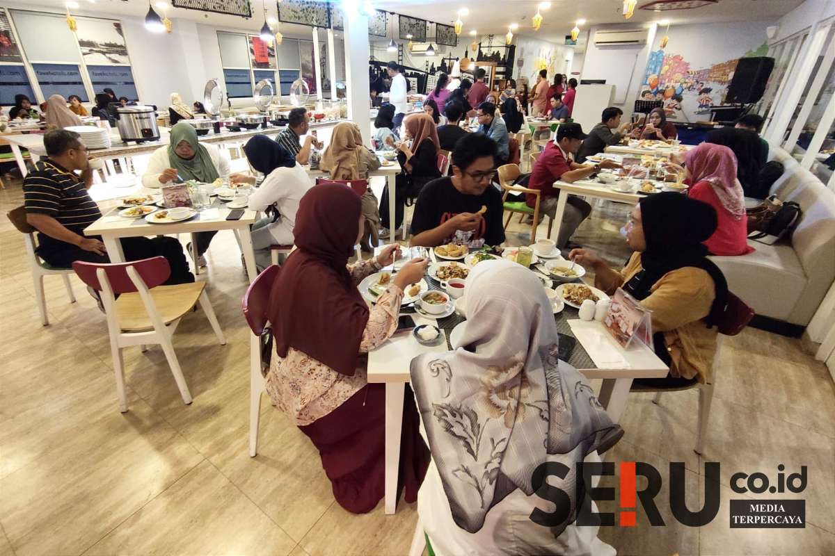 Pengunjung menikmati buka puasa Ramadan Magenta Favehotel Malang. (rhd) - Ramadan Magenta Favehotel Malang Hanya Rp89 Ribu, Menu Nusantara hingga Timur Tengah