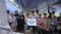 Penyerahan bantuan secara simbolis dari Wali Kota Batu kepada warga penerima bantuan. (ist) - Pemerintah Kota Batu Bantu Rehab Rumah Rusak Warga Temas Akibat Bencana