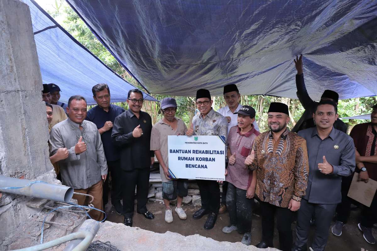 Penyerahan bantuan secara simbolis dari Wali Kota Batu kepada warga penerima bantuan. (ist) - Pemerintah Kota Batu Bantu Rehab Rumah Rusak Warga Temas Akibat Bencana