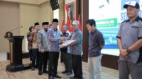 Penyerahan insentif secara simbolis kepada perwakilan kwtua paguyuban pelaku transportasi di Kota Batu. (ist) - Wali Kota dan Wawali Batu Serahkan Bansos bagi Pelaku Sektor Transportasi se-Kota Batu