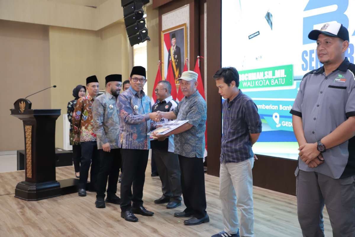 Penyerahan insentif secara simbolis kepada perwakilan kwtua paguyuban pelaku transportasi di Kota Batu. (ist) - Wali Kota dan Wawali Batu Serahkan Bansos bagi Pelaku Sektor Transportasi se-Kota Batu