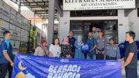 Penyerahan sembako secara simbolis dari BRI Regional Office Malang kepada masyarakat melalui Kelurahan Sukoharjo. (ist) - BRI Group Malang Berbagi Bahagia, Santuni Yatim Piatu dan Kaum Dhuafa