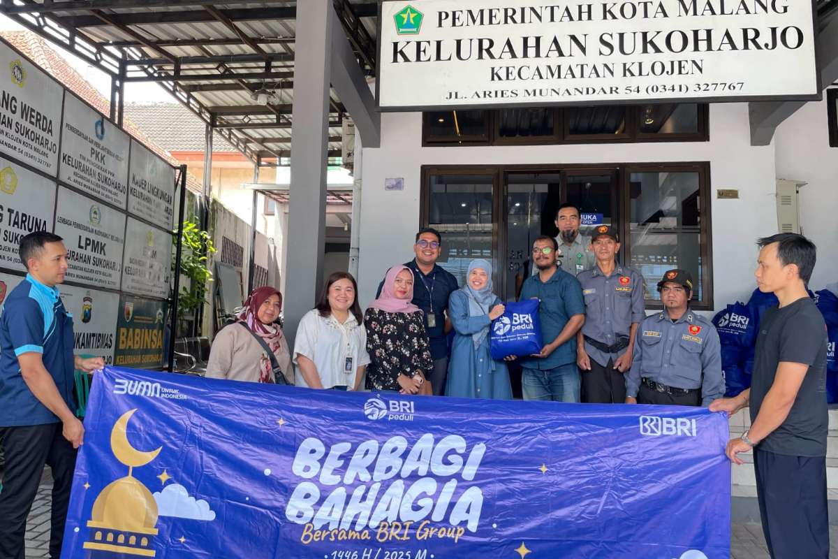 Penyerahan sembako secara simbolis dari BRI Regional Office Malang kepada masyarakat melalui Kelurahan Sukoharjo. (ist) - BRI Group Malang Berbagi Bahagia, Santuni Yatim Piatu dan Kaum Dhuafa