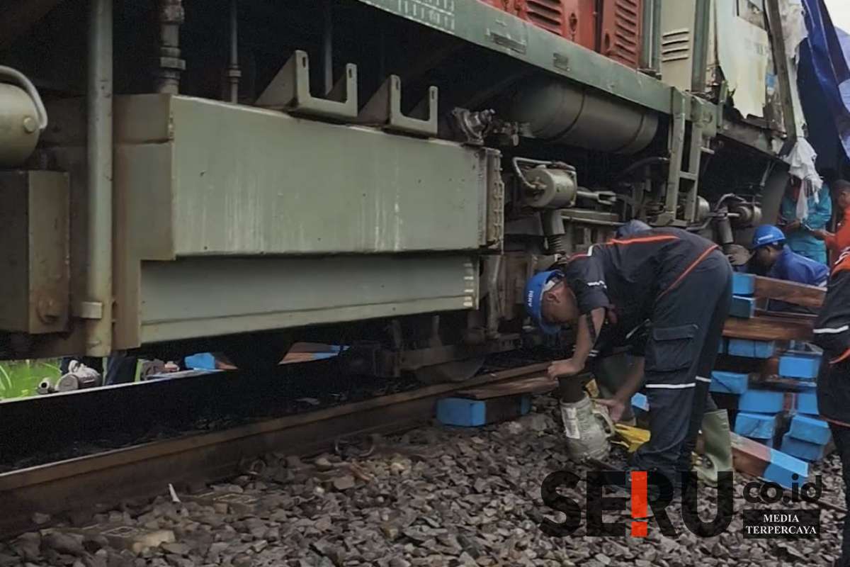Peralatan Dongkrak khusus yang didatangkan dari Kereta Api Madiun. (Seru.co.id/dik) - Proses Ganti Lokomotif KA Kertanegara Memakan Waktu 6 Jam, Ini Penyebabnya