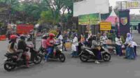 Persit KCK Kodim 0833 Bagikan Takjil Gratis Program Ramadan Berkah