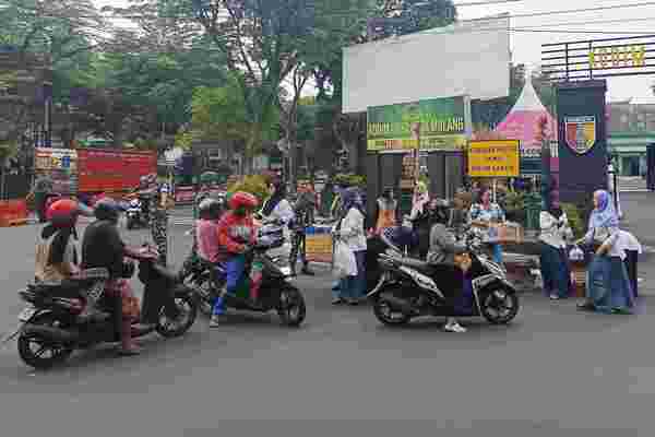 Persit KCK Kodim 0833 Bagikan Takjil Gratis Program Ramadan Berkah