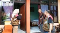 Personel Disparta Batu saat melakukan kunjungan ke usaha akomodasi di Kota Batu. (ist) - Jelang Lebaran, Disparta Batu Mulai Terjunkan Personel Monitoring Tempat Usaha Pariwisata