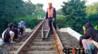 Petugas Polsuska Daop 8 Surabaya membubarkan dan memberikan sosialisasi kepada masyarakat di KM 13 petak jalan antara Stasiun Wonokerto-Sukorejo. (KAI Daop 8 for SERU.co.id) - KAI Larang Ngabuburit di Jalur Kereta Api, Pelanggar Bisa Dipidana