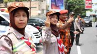 Anggota Pos Terpadu Ops Ketupat Semeru 2025 Polres Batu Pastikan Kelancaran Arus Wisata