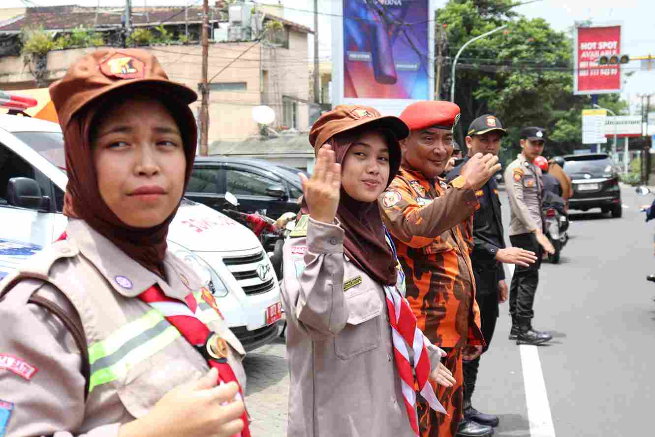 Anggota Pos Terpadu Ops Ketupat Semeru 2025 Polres Batu Pastikan Kelancaran Arus Wisata