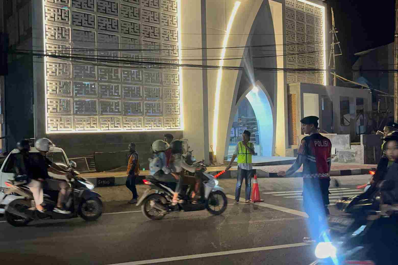 PAM Polres Batu Beri Rasa Aman Ibadah Salat Tarawih