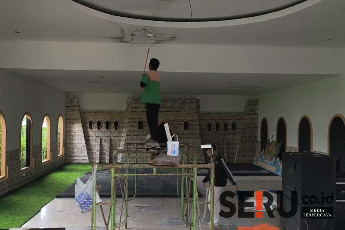 Petugas sedang mengecat ulang area pembelian tiket Santerra delaponte. (Seru.co.id/dik) - Low Season Ramadan, Obyek Wisata Santerra Maintenance Wahana