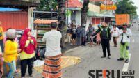 Polisi melakukan olah TKP di lokasi kejadian Laka Lantas tersebut. (Seru.co.id/mzm) - Kasek SMP di Situbondo Tewas Terlindas Truk Boks