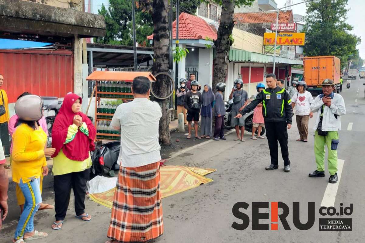 Polisi melakukan olah TKP di lokasi kejadian Laka Lantas tersebut. (Seru.co.id/mzm) - Kasek SMP di Situbondo Tewas Terlindas Truk Boks
