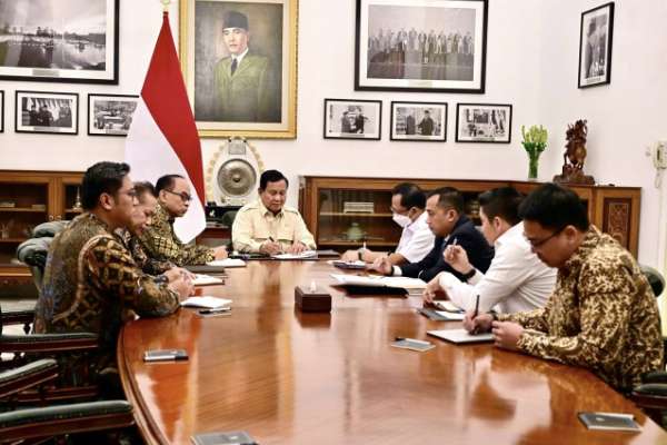 Presiden Prabowo Subianto saat rapat terbatas bersama sejumlah Menteri Kabinet Merah Putih di Istana Merdeka. (ist/ setpres) - Diklaim Sejahterakan Rakyat, Mengapa Koperasi Desa Merah Putih Justru Ditolak Kepala Desa?