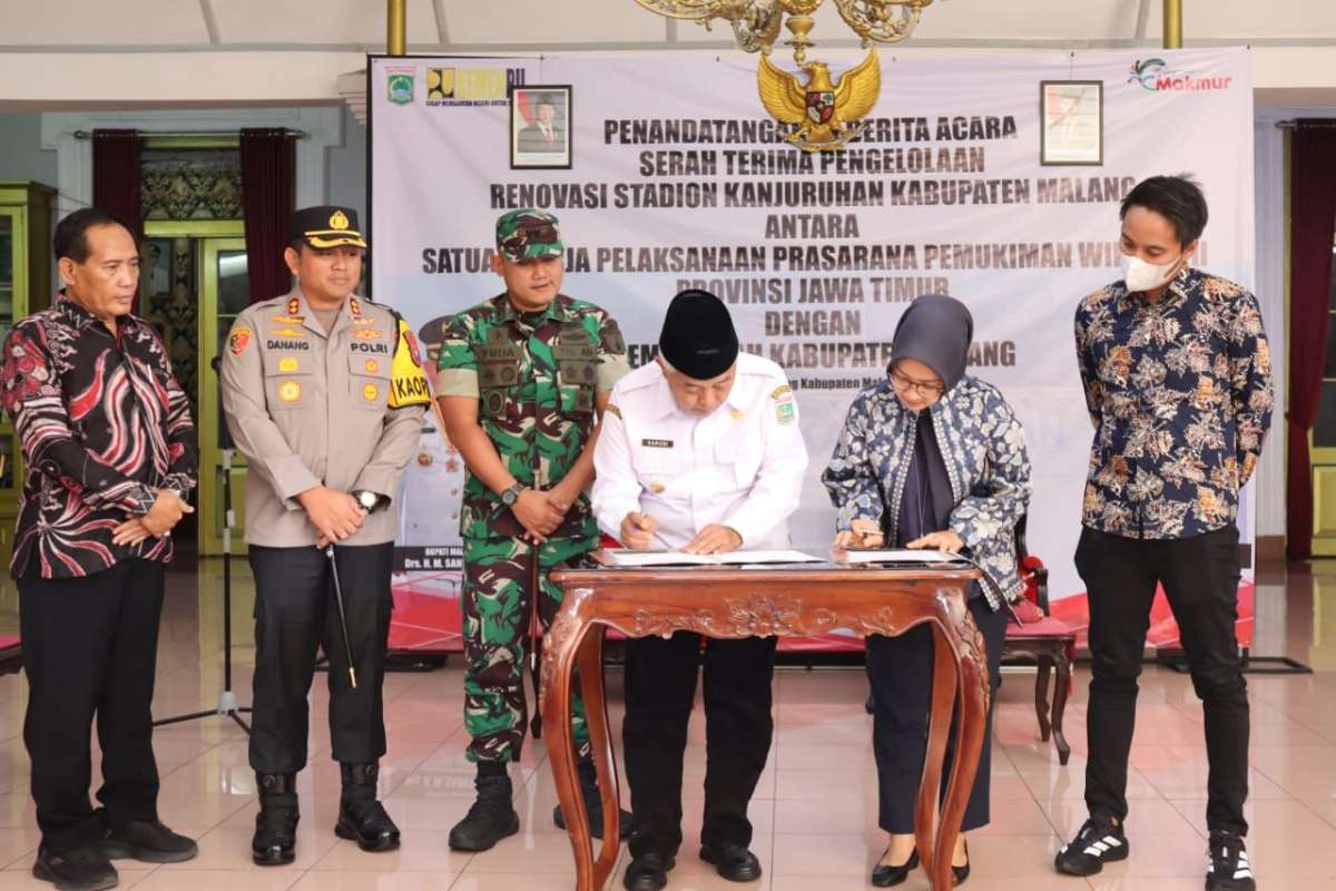 Proses BAST di Pringgitan Pendopo Agung Kabupaten Malang. (ist) - Secara Resmi Pemkab Malang Menerima Kembali Stadion Kanjuruhan Untuk Dikelola dan Dirawat