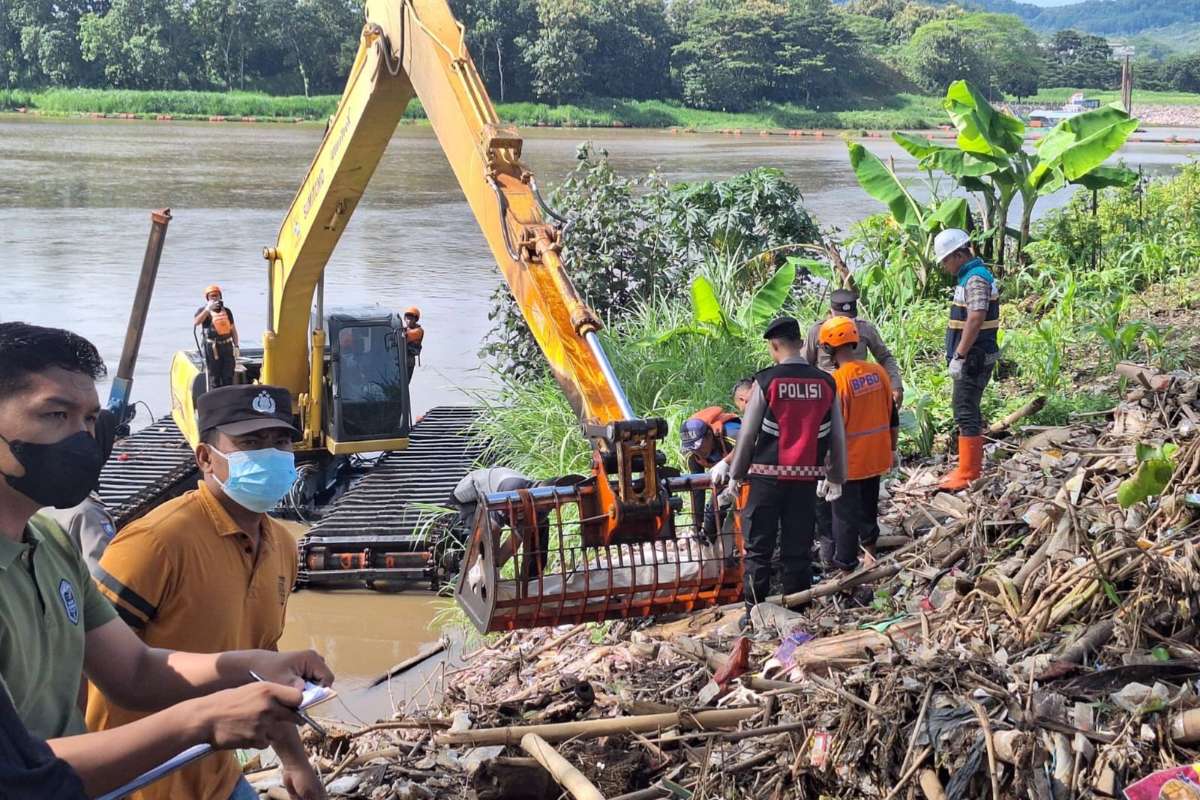 Proses evakuasi mayat Lansia asal Kota Batu di Kepanjen. (ist) - Hilang Empat Hari, Lansia Asal Kota Batu Ditemukan Tewas di Kepanjen